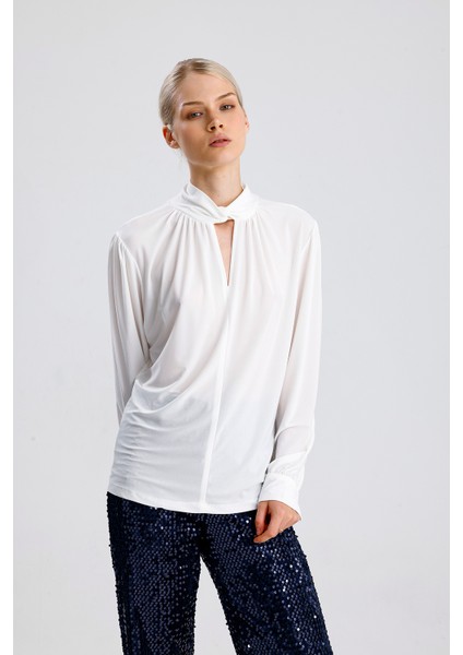 Dekolte Yaka Detaylı Kadın Bluz | BLZ36367