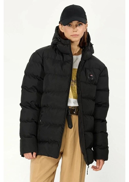 İçi Astarlı Su ve Rüzgar Geçirmez Cepli Kapüşonlu Kadın Mont