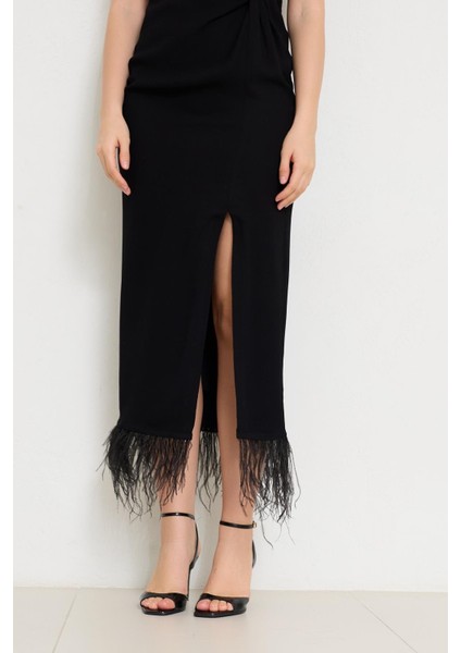 Siyah Kolsuz Belden Büzgü ve Tüy Detaylı Yırtmaçlı Midi Boy Elbise modelleri