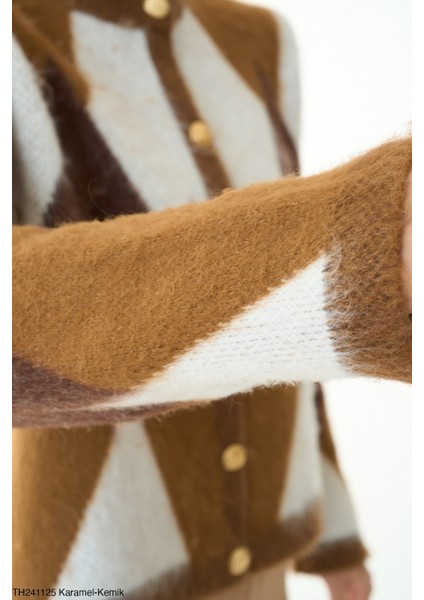 Kadın Düğmeli Standart Beden Desenli Kısa Basıc Triko Hırka fırsatları