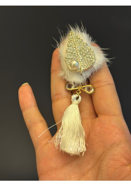 Zirkon Taşlı Püsküllü Kadın Beyaz Broş Yaka Iğnesi 4x3 cm