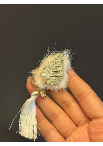 Zirkon Taşlı Püsküllü Kadın Beyaz Broş Yaka Iğnesi 4x3 cm fırsatları