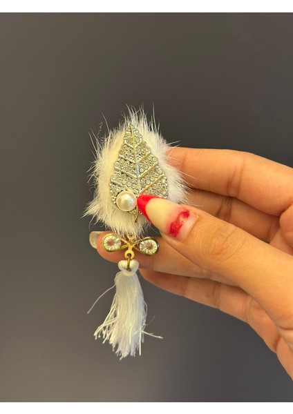 Zirkon Taşlı Püsküllü Kadın Beyaz Broş Yaka Iğnesi 4x3 cm indirimleri