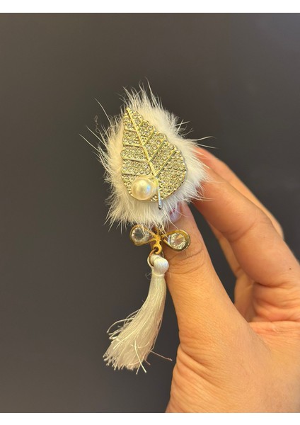 Zirkon Taşlı Püsküllü Kadın Beyaz Broş Yaka Iğnesi 4x3 cm