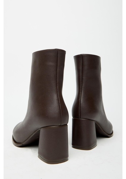 Kahverengi Kadın Yuvarlak Burun Basic Bot