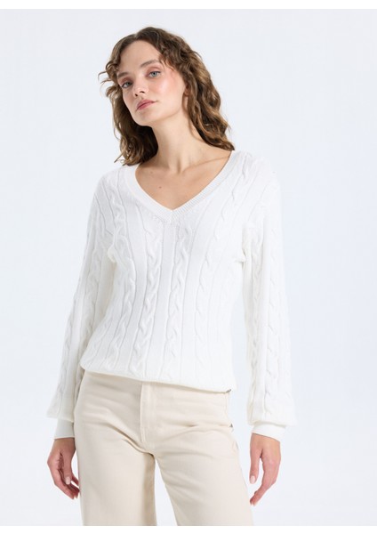 V Yaka Basic Saç Örgü Desenli Ekru Kazak Kadın J5WL-KZK7129