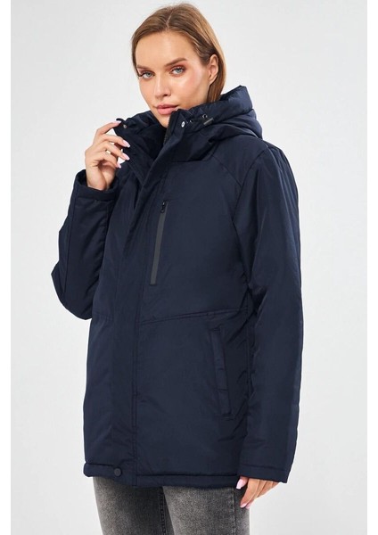İçi Astarlı Su ve Rüzgar Geçirmez Cepli Kapüşonlu Kadın Mont