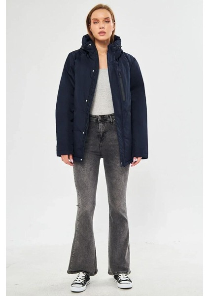 İçi Astarlı Su ve Rüzgar Geçirmez Cepli Kapüşonlu Kadın Mont fırsatları