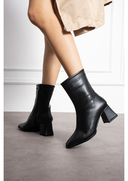 Carmen Siyah Renkli Fermuar Detaylı Küt Burun Kadın Topuklu Bot fiyatları