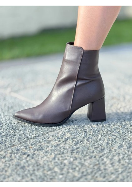 Brona Sivri Burun Topuklu Bot Büyük Numara fiyatları