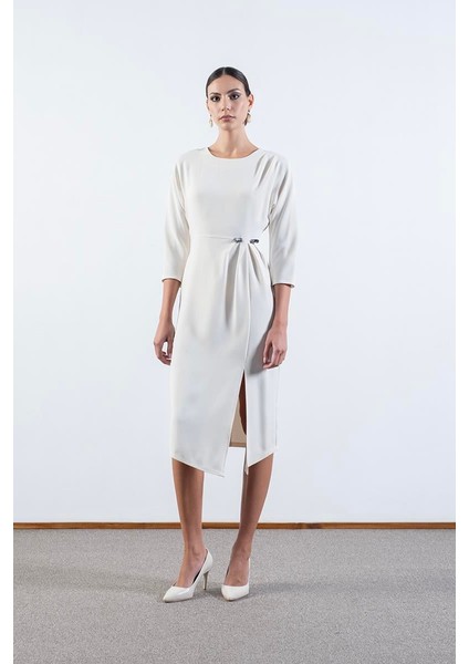 Rinalda Omuzda Pile Belinde Iğne Detaylı Yırtmaçlı Elbise Krem