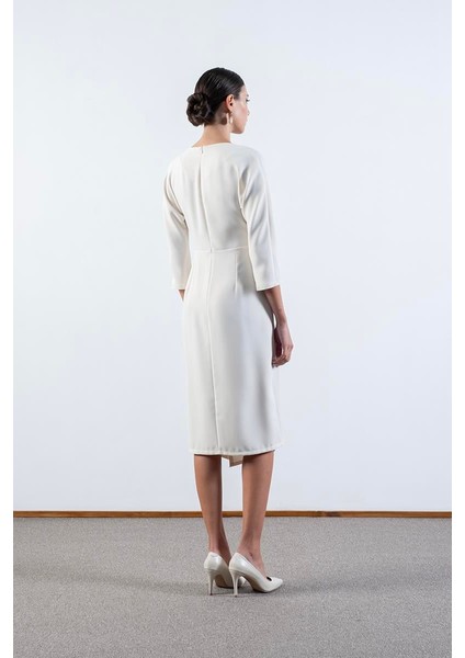Rinalda Omuzda Pile Belinde Iğne Detaylı Yırtmaçlı Elbise Krem modelleri