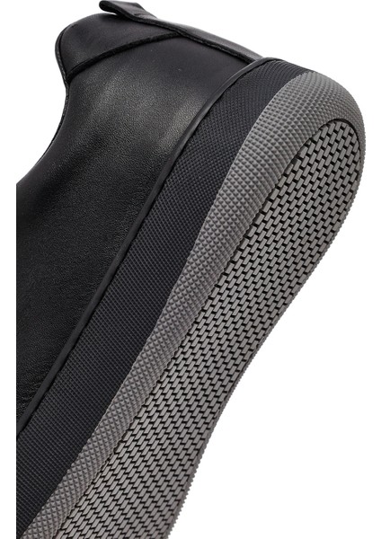 Erkek Siyah Bağcıklı Kalın Tabanlı Deri Sneaker 25WFD661218