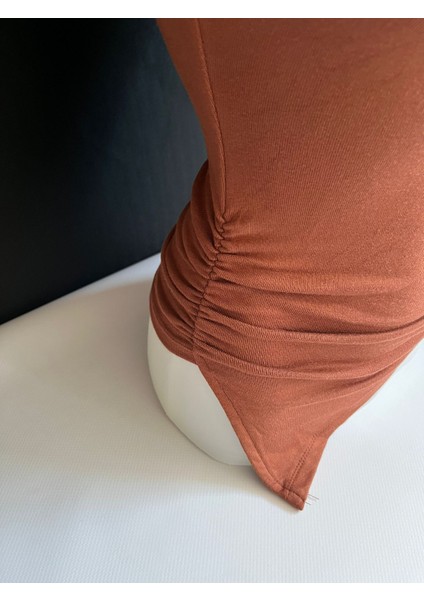 Kahverengi Kolsuz Boğazlı Asimetrik Kesim Fit Elbise