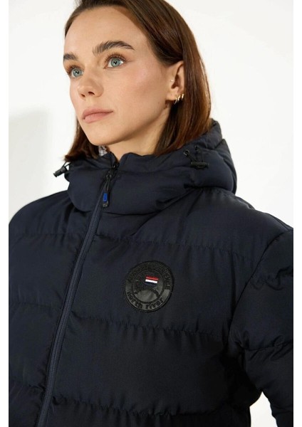 İçi Astarlı Su ve Rüzgar Geçirmez Cepli Kapüşonlu Kadın Mont fırsatları