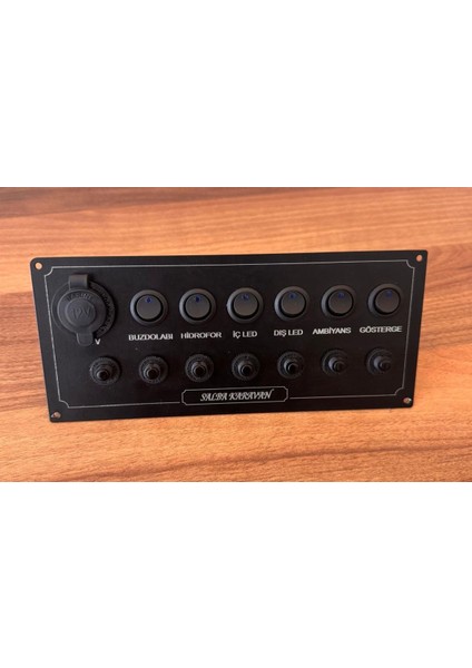 Karavan – Tekne – Tiny House 12V Elektrik Kontrol Paneli ,termik Sigortalı 6 Çıkışlı , Çakmaklık SOKETLI,(24X11 Cm)