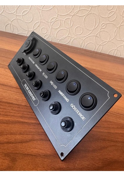 Karavan – Tekne – Tiny House 12V Elektrik Kontrol Paneli ,termik Sigortalı 6 Çıkışlı , Çakmaklık SOKETLI,(24X11 Cm) fiyatları