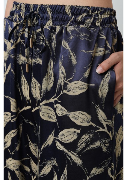 Kadın Lacivert - Krem Renk Desenli Bol Paça Beli Lastikli Pantolon fırsatları