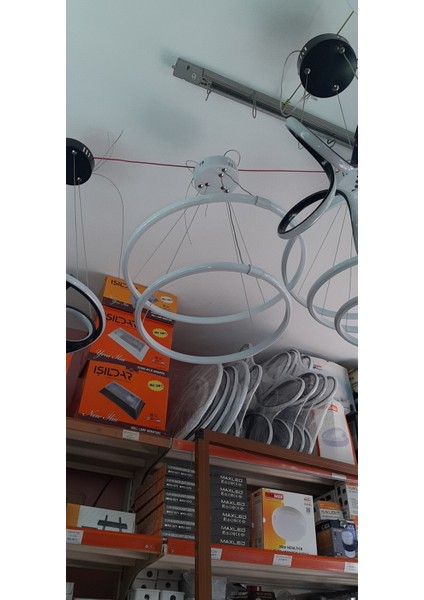 Led avize,3 renk yanmaktadır.2 li ve 3 lü olarakta yapilmaktadir.Siyah ve Beyaz kasa olarak seçmenlerimizde vardir fiyatları