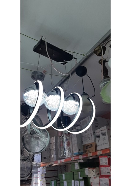 Led avizemiz 3 renk yanmaktadır.Kasa renk siyah .Işık bol ve çok kibar.Aliminyum kasası kaplama değil fırınlı boyadır.Kesinlikle boyasında deforme olmaz. modelleri