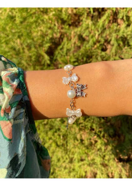 Fiyonk Inci Detaylı Coquette Charmlı Bileklik
