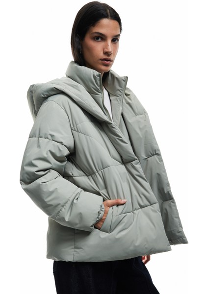 Kapüşonlu Fermuarlı Düğme Detaylı Cepli Rahat Kalıp Kapitone Şişme Mont fiyatları