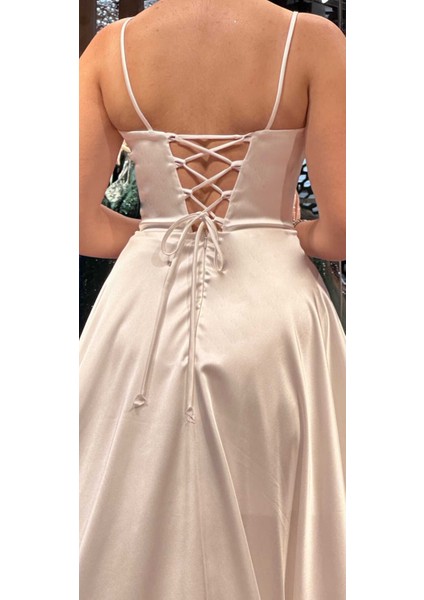 Beyaz Ip Askılı Sırt Dekolteli Anvelop Yırtmaçlı Kloş Etekli Saten Uzun Abiye Elbise 6777 fırsatları