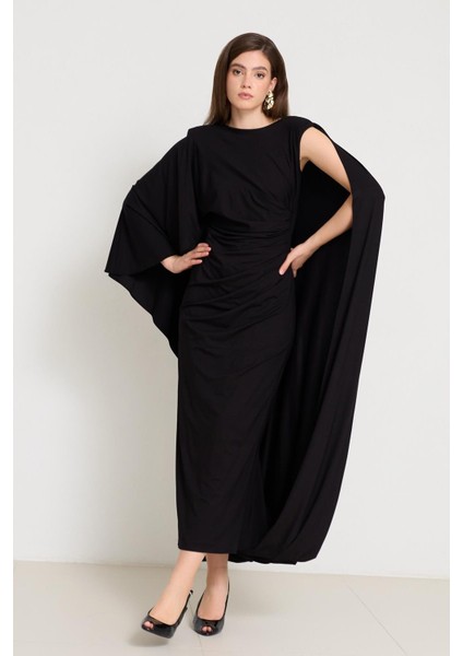 Siyah Omuz ve Aksesuar Detaylı Belden Büzgülü Tam Kalıp Elbise