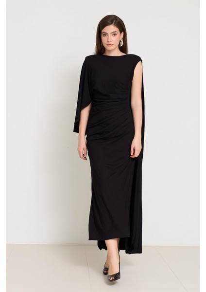 Siyah Omuz ve Aksesuar Detaylı Belden Büzgülü Tam Kalıp Elbise fiyatları