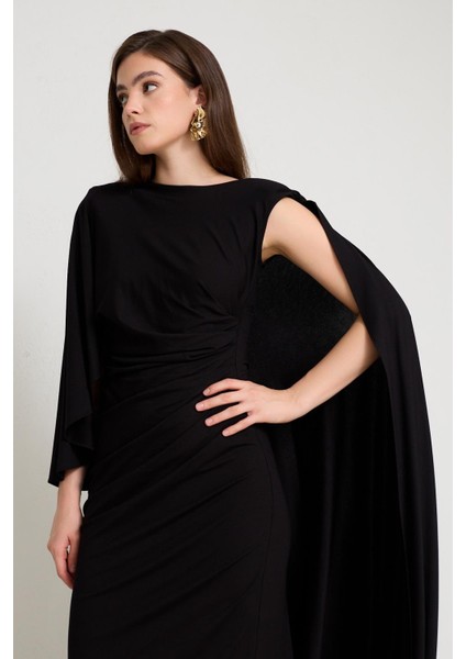 Siyah Omuz ve Aksesuar Detaylı Belden Büzgülü Tam Kalıp Elbise fırsatları
