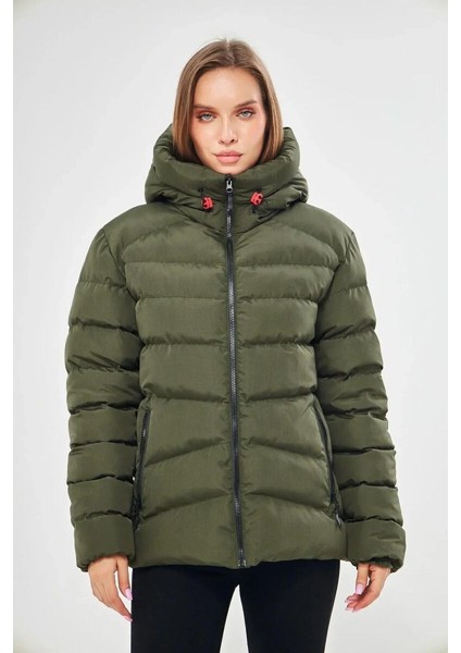 İçi Astarlı Su ve Rüzgar Geçirmez Cepli Kapüşonlu Kadın Mont