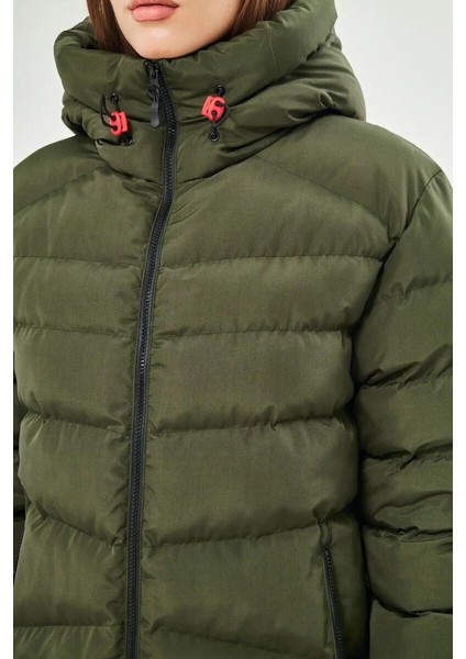 İçi Astarlı Su ve Rüzgar Geçirmez Cepli Kapüşonlu Kadın Mont indirimleri