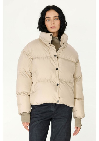 İçi Astarlı Su ve Rüzgar Geçirmez Cepli Dik Yaka Kadın Mont