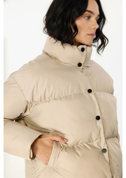 İçi Astarlı Su ve Rüzgar Geçirmez Cepli Dik Yaka Kadın Mont modelleri