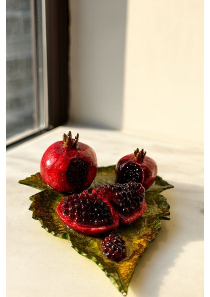 Nar Dekor Seti – Bereket ve Şans Sembolü Ev Süsü | Kırmızı Seramik Görünümlü Dekoratif Obje | Yaprak Tabanlı masa üstü süs fiyatları