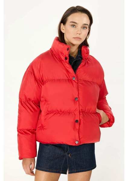 İçi Astarlı Su ve Rüzgar Geçirmez Cepli Dik Yaka Kadın Mont