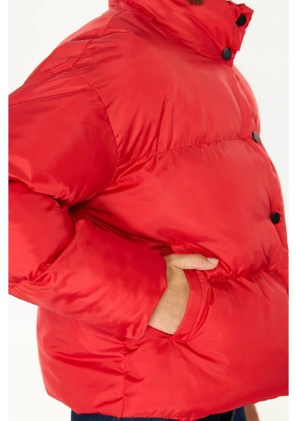 İçi Astarlı Su ve Rüzgar Geçirmez Cepli Dik Yaka Kadın Mont