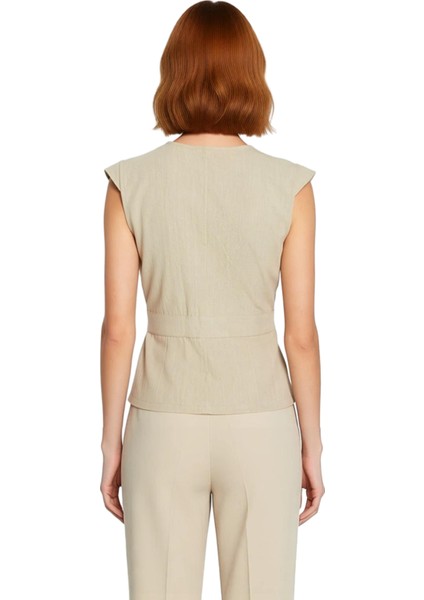 Pamuklu Keten Görünümlü Bluz; V Yaka Düğmeli Kolsuz Fitted Kalıp Özel Tasarım Özenle Seçilmiş fiyatları