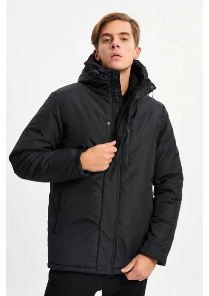 İçi Astarlı Su ve Rüzgar Geçirmez Cepli Kapüşonlu Erkek Mont modelleri