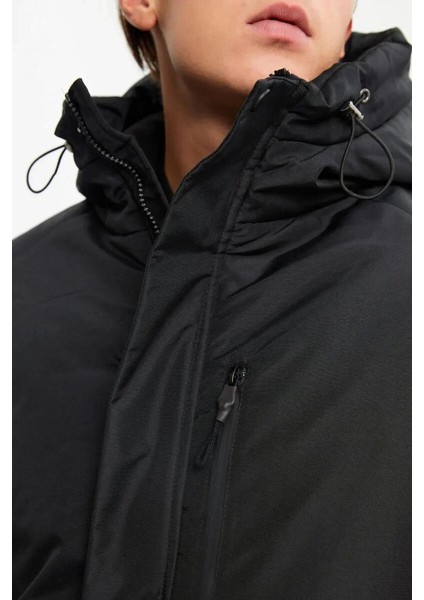 İçi Astarlı Su ve Rüzgar Geçirmez Cepli Kapüşonlu Erkek Mont fırsatları