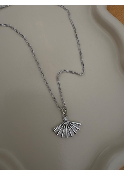 Xuping Yelpaze Model Taş Detaylı Çelik Silver Renk Kolye