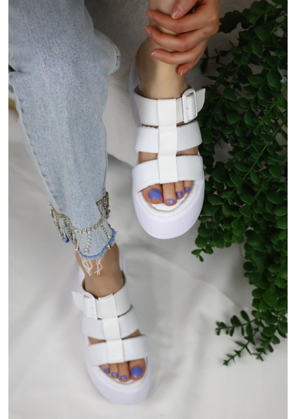 Kadın Mikeno Üç Biyeli Toka Detaylı Kalın Taban Ortopedik Terlik Beyaz fiyatları