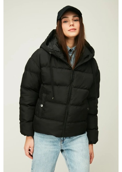 İçi Astarlı Su ve Rüzgar Geçirmez Cepli Kapüşonlu Kadın Mont