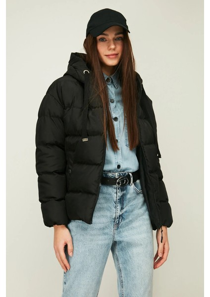 İçi Astarlı Su ve Rüzgar Geçirmez Cepli Kapüşonlu Kadın Mont modelleri