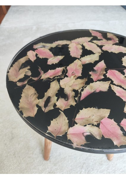 El Yapımı Gerçek Yapraklı Epoksi Yan Sehpa – Siyah Zeminli Şeffaf Reçine, Dekoratif Naturel Ahşap Ayaklı 35 cm indirimleri