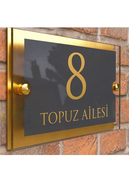 Gold Detaylı Pleksi Kapı İsimliği 20x13cm – Şeffaf Pleksi & Metal Arka Plaka Aile İsimlikleri Koleksiyonu