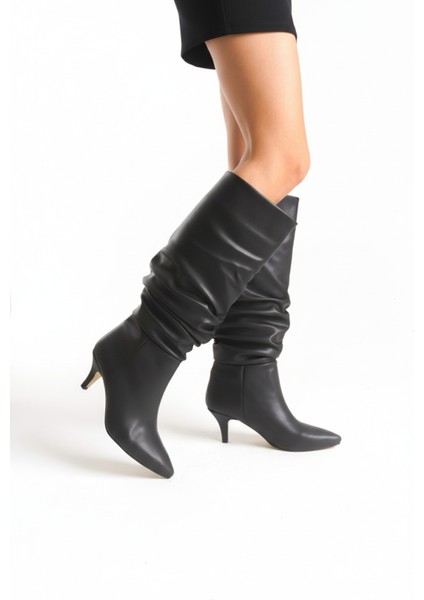 Kadın Siyah Büzgü Detaylı Sivri Burun Ince Topuklu Uzun Çizme fiyatları