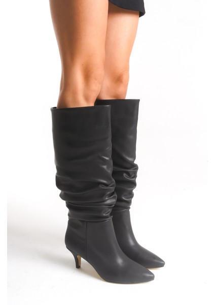 Kadın Siyah Büzgü Detaylı Sivri Burun Ince Topuklu Uzun Çizme fırsatları