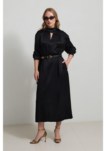 Siyah Boyun Detaylı Belden Kemerli Elbise