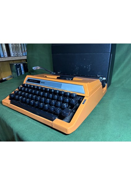 Silver Reed 200 Turuncu Renk Çantalı Daktilo - Sorunsuz Çalışır Durumda fırsatları